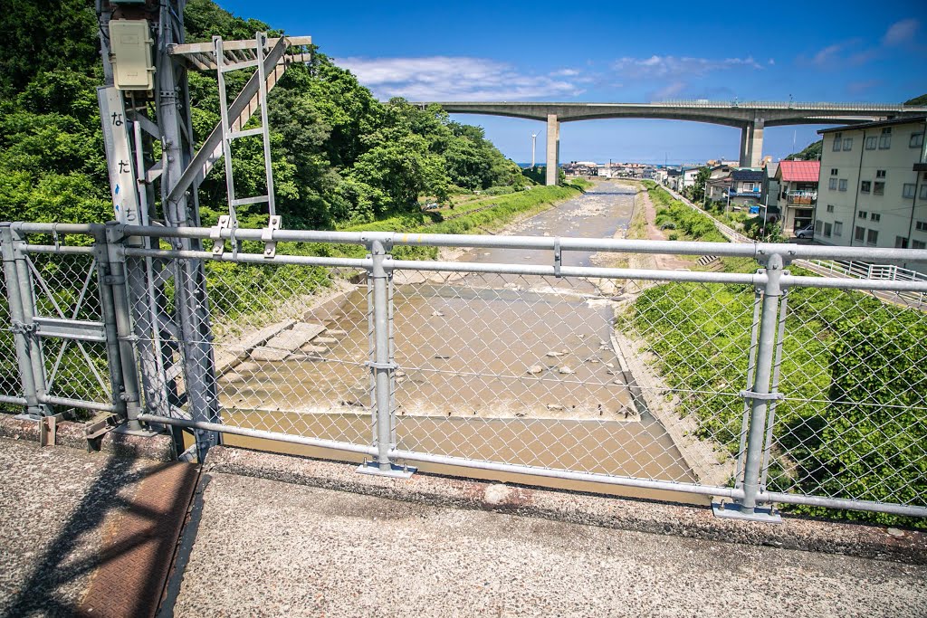 名立駅（なだち）上りホームから名立川と北陸自動車道　JR北陸本線　新潟県上越市 by nyanta2030