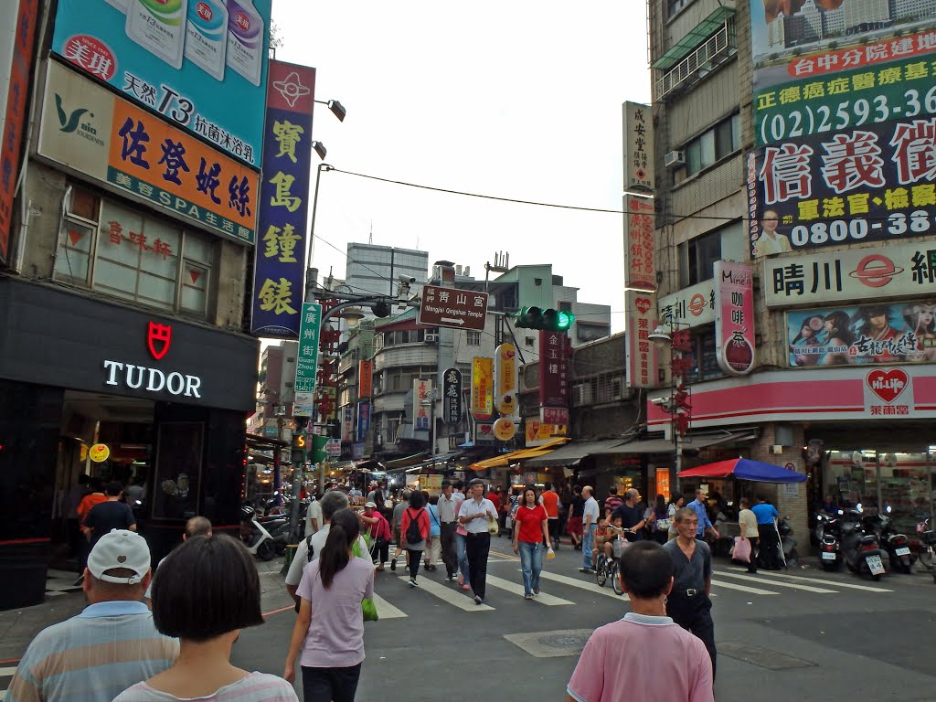 廣州街夜市入り口付近 Guangzhou Street Night Market by Claudio Ken JP