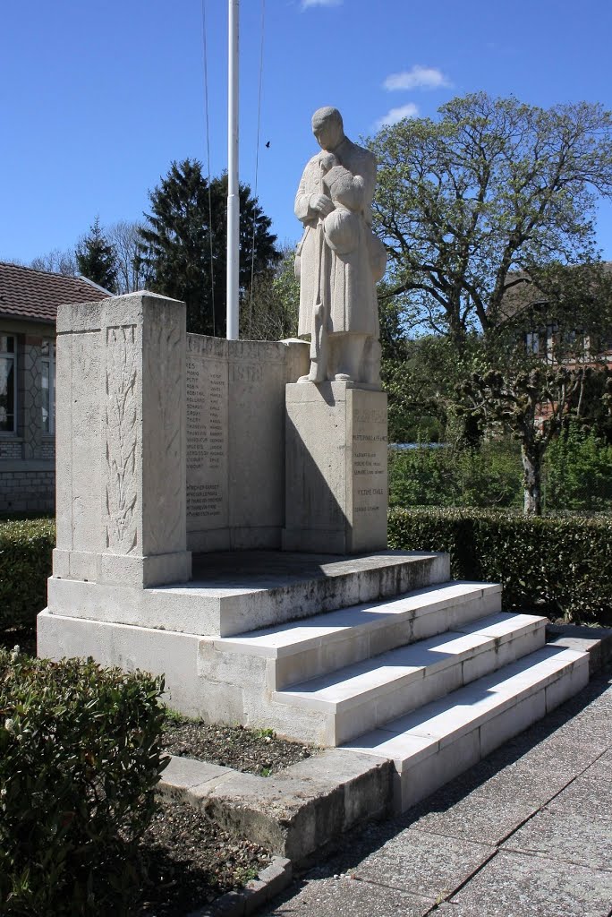 *Vienne-le-Château: monument aux morts 1914-1918 by Hans Briaire