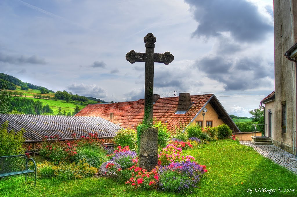 Das Kreuz neben der Kirche im Sommer by Veitinger