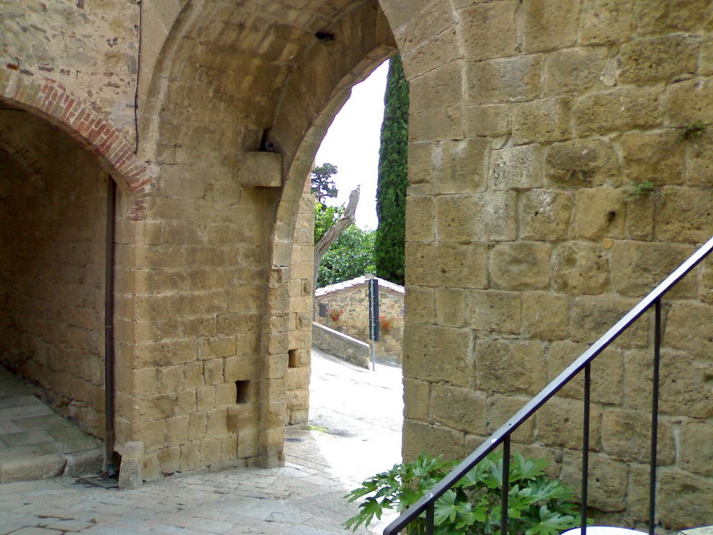 Monticchiello - Veduta interna della porta Sud detta di Sant'Agata by Bepix (Giuseppe de Giacometti)