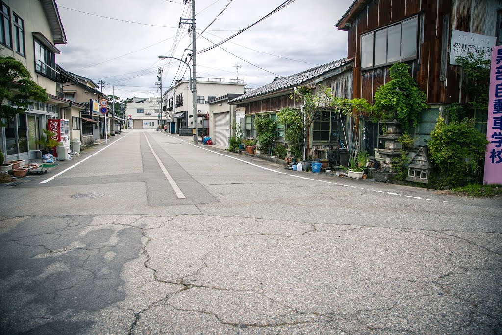 富山地鉄本線　電鉄石田駅駅前通り　富山県黒部市 by nyanta2030