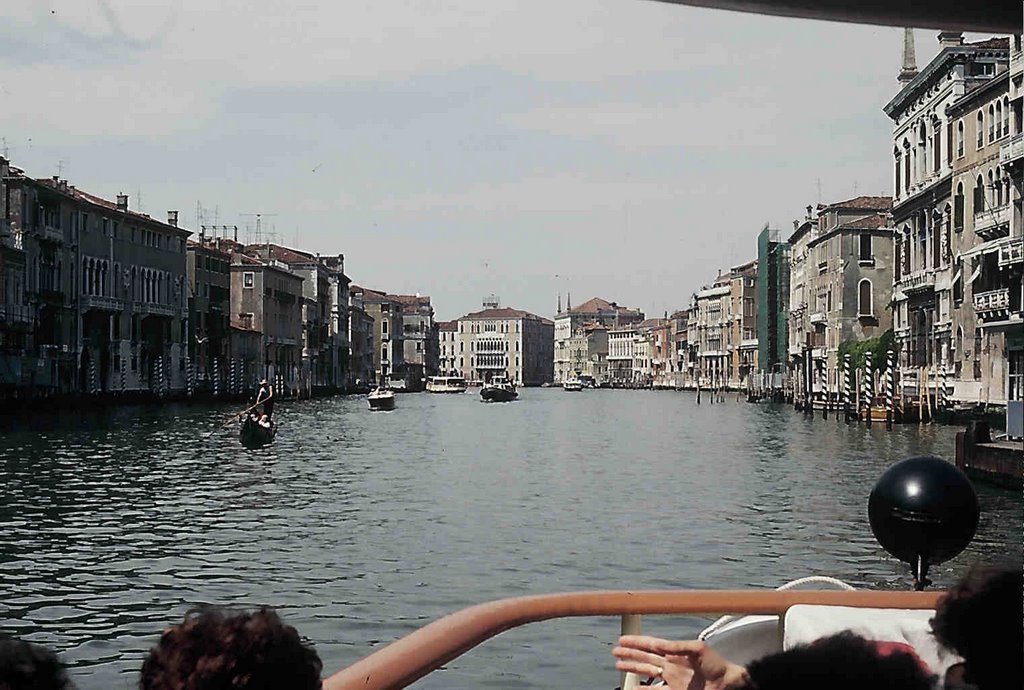 Venezia. Italia. canal. by Orlando Leiva