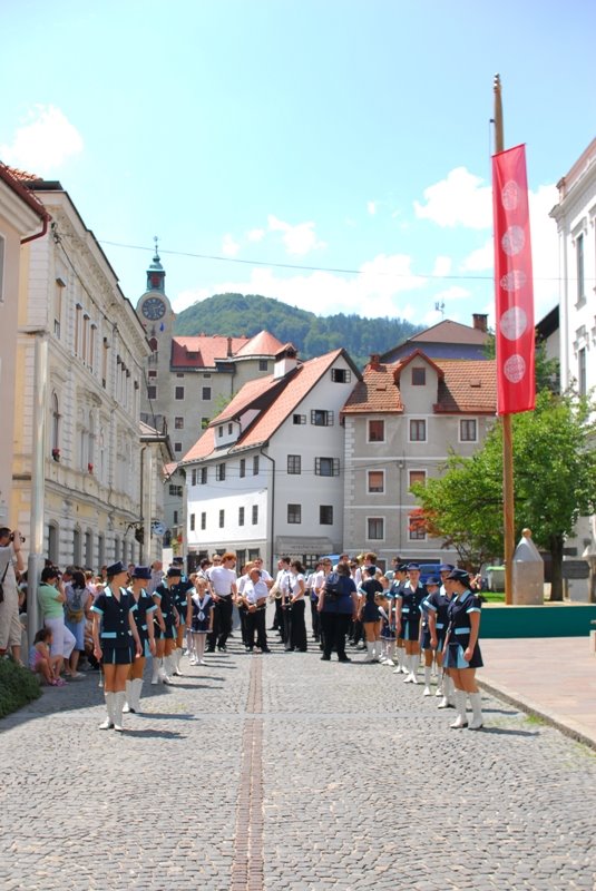 Idrija - pred nastopom, pogled na grad - before the appearance, view of the castle - vor dem Auftritt, Blick auf die Burg by Idrija Turizem