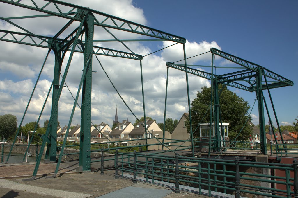 De Emmabrug over de Konninginnensluis in Vreeswijk. Nieuwegein. by watersnip