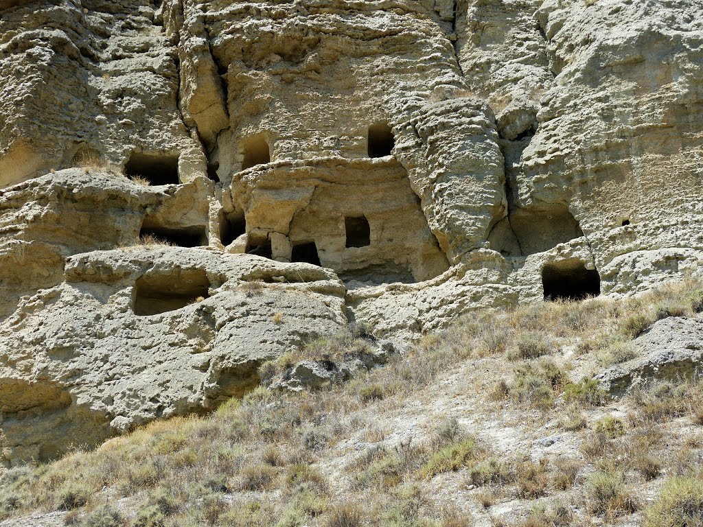 Perales de Tajuña. Detalle de las cuevas de Caraca. by benjamin M. M.