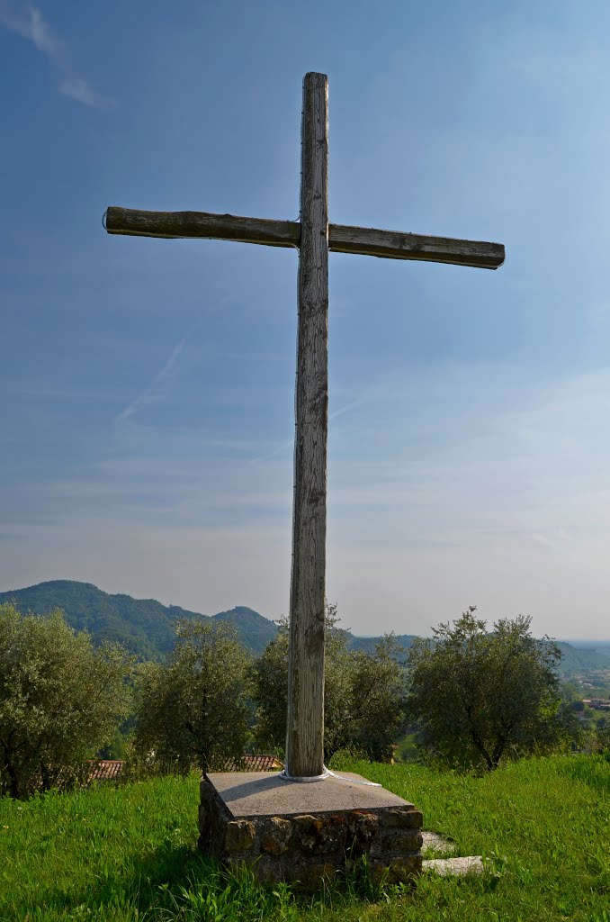 La croce sopra la collina di Monfumo / The cross on the top of the hill of Monfumo by Venetico