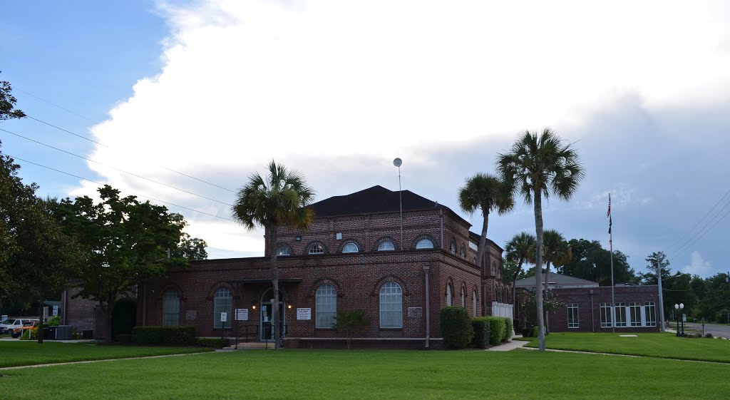 Gilchrist County Courthouse, Trenton. FL by Buddy Rogers