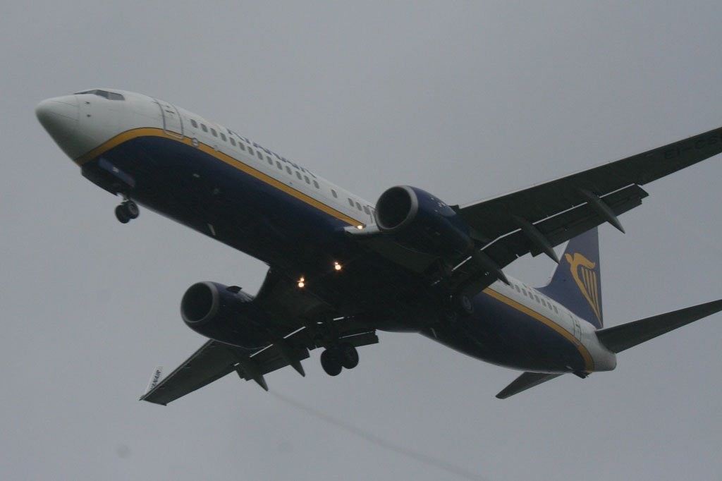 Boeing 737-8AS Ryanair EI-CSR by banzai50