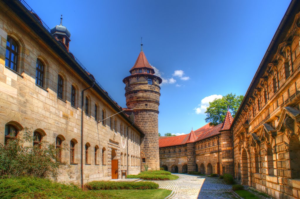 Rechter Schlossturm und Kasemattenanlage mit Ecktürmchen by Daniel Froschauer