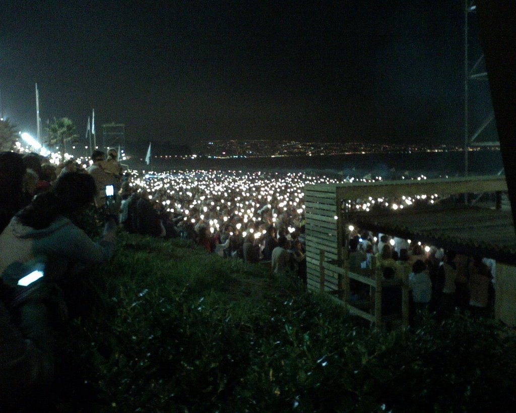 Fieles de Semana Santa en Playa Reñaca by Luis E. Otaíza