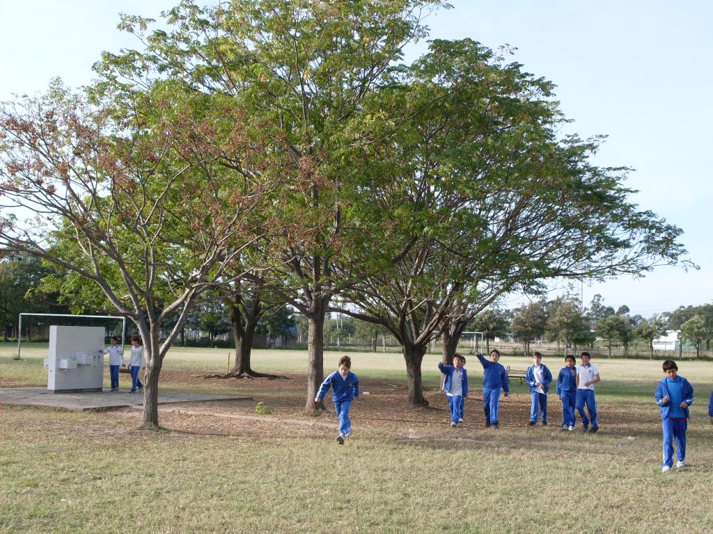 Patio del Instituto Adventista de Formosa by Manuel Ferreira