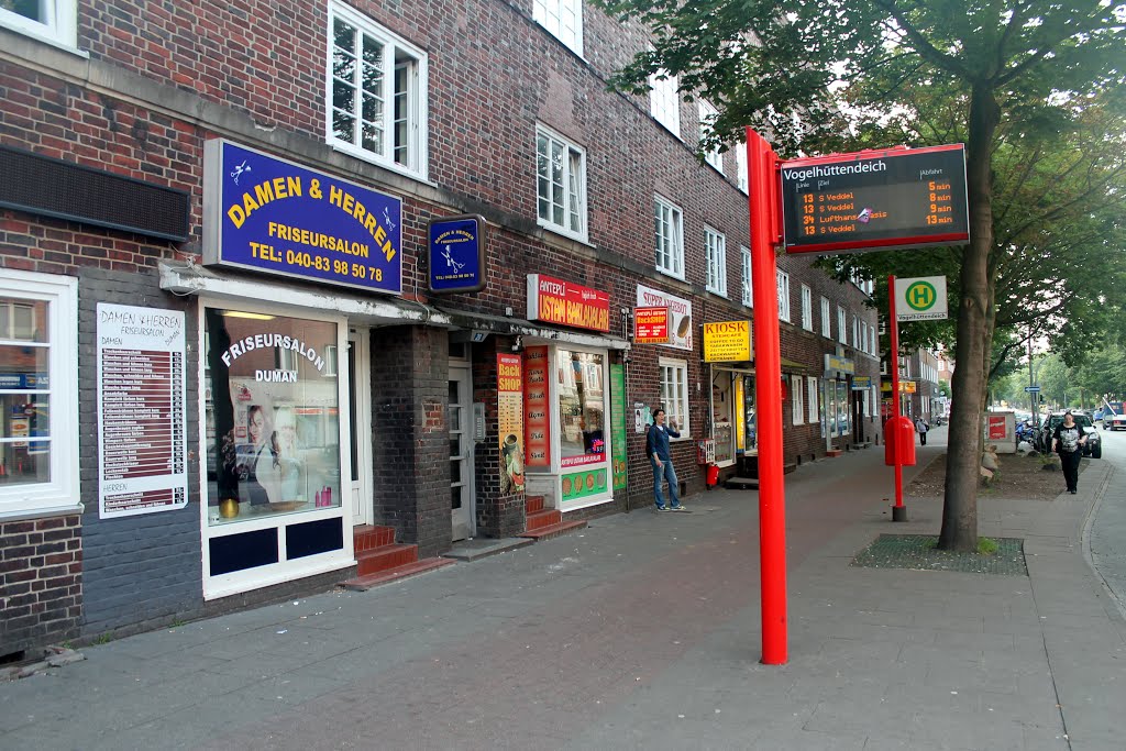 Bushaltestelle in der Georg-Wilhelm-Straße von Hamburg-Wilhelmsburg, aufgenommen am Mittwoch, 16. Juli 2014 morgens by Wolfgang Hanko