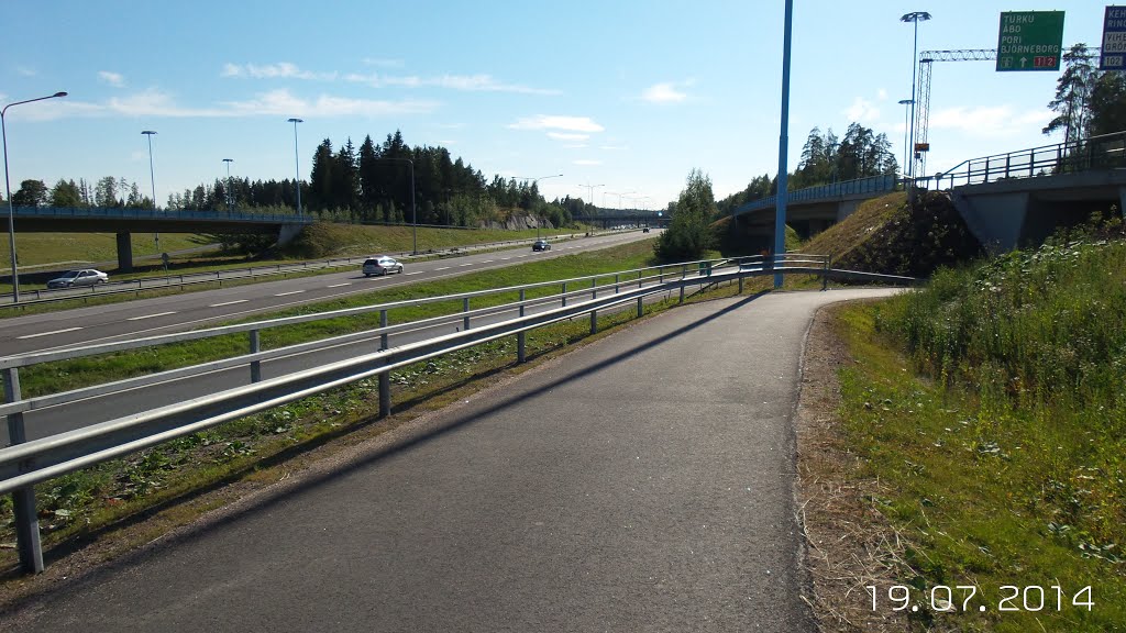 Walking path by the Länsiväylä by rlcmac