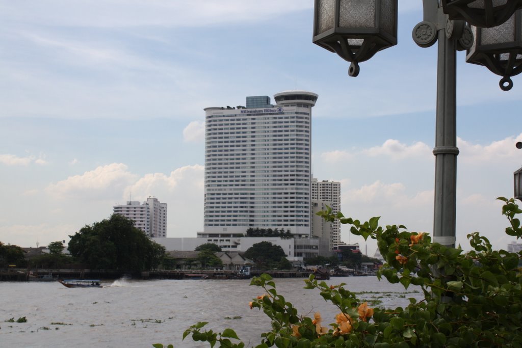 Millennium Hilton as seen from The Oriental by Watcharee