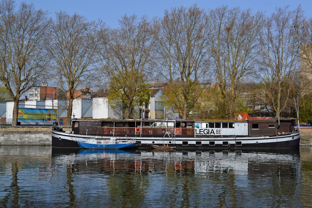 Bateau sur la Meuse by Pogromca Gašnič