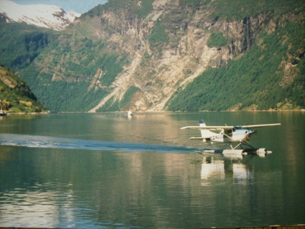 Wasserflugzeug in der Geirangerbucht by Uwe Klimpke