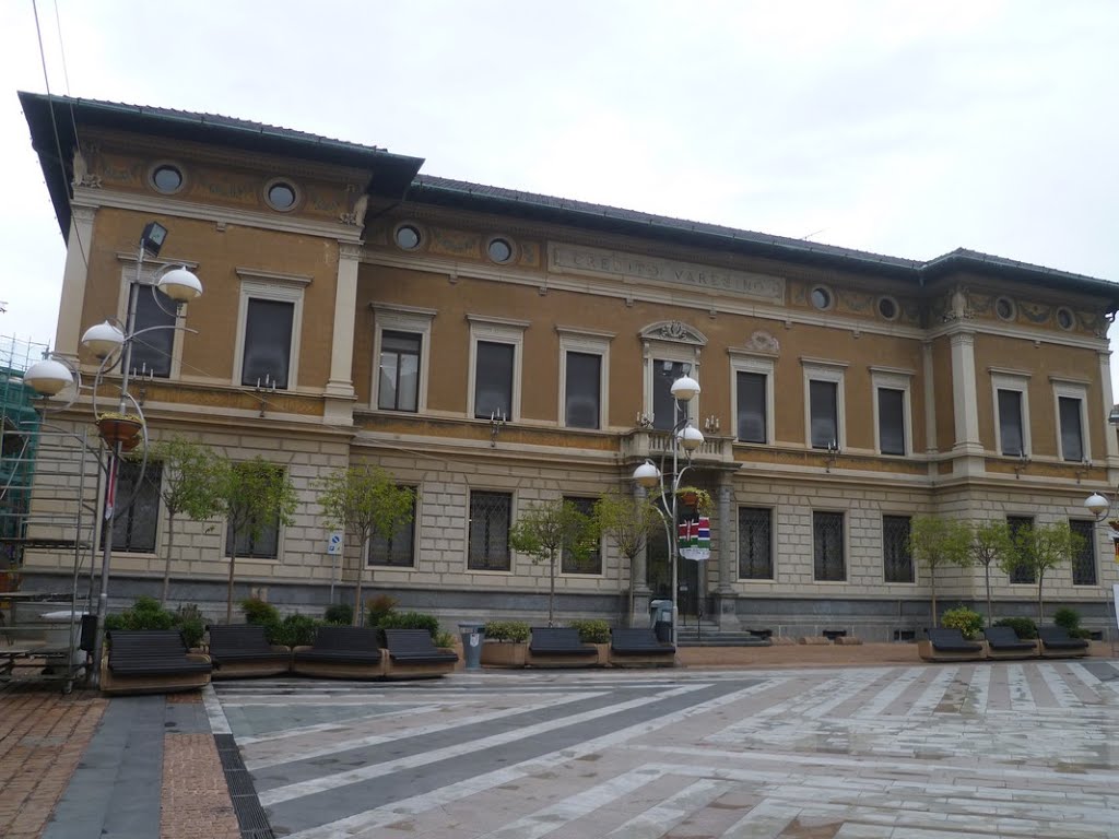 Busto Arsizio (VA) - Palazzo del Credito Varesino in Piazza S.Giovanni by leochiodojeans