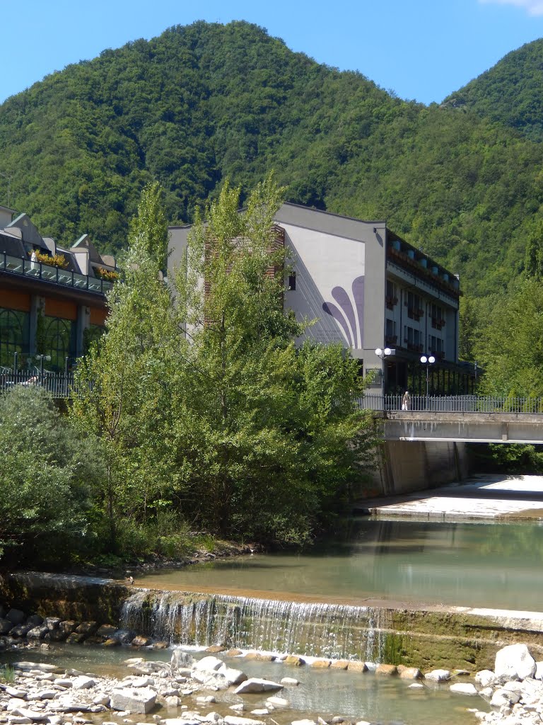 Bagno di Romagna (FC) - Il fiume Savio e l'Euroterme/ The Savio River and the Euroterme Hotel (18/07/2014) by esse est reminisci (SAVE PANORAMIO)