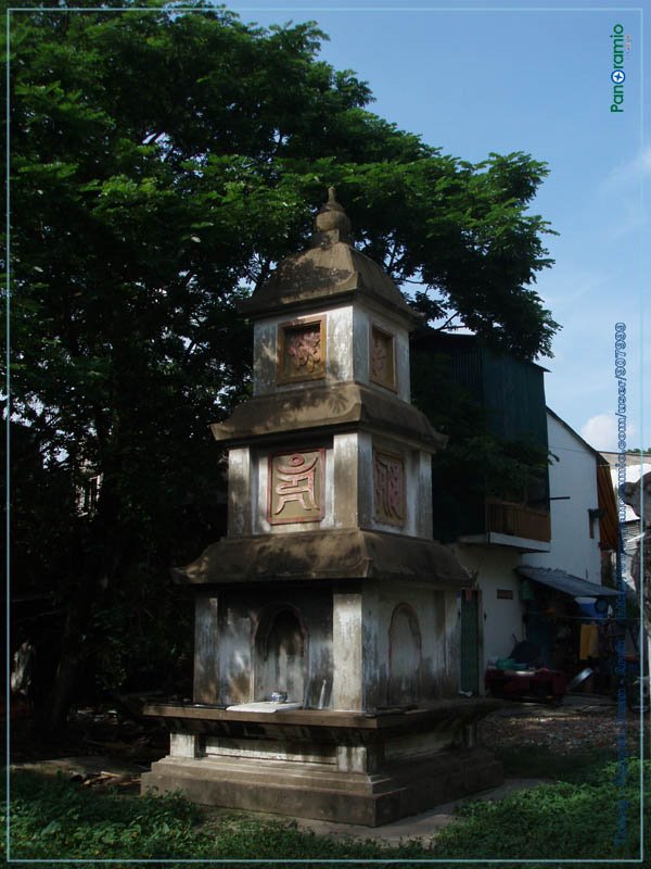 Mộ tháp - Tower tomb by Vietnam - Paracels