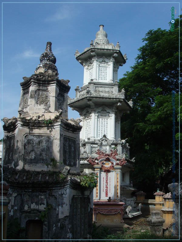 Mộ tháp - Tower tomb by Vietnam - Paracels