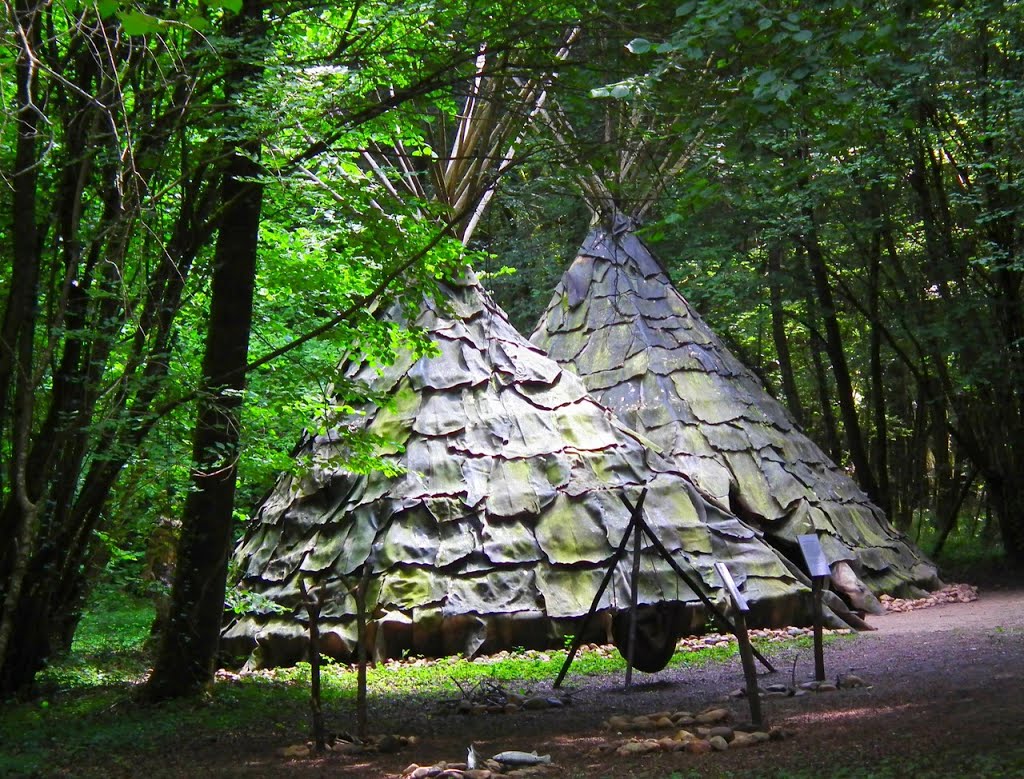 Habitat préhistorique (Préhisto parc de Tursac) by pauldeville