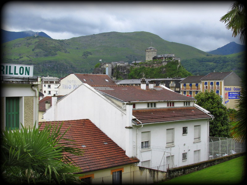 El Castillo de Lourdes: Lourdes, Francia by JeO112