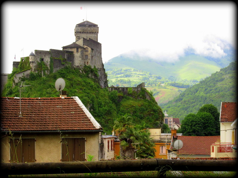 El Castillo de Lourdes: Lourdes, Francia by JeO112