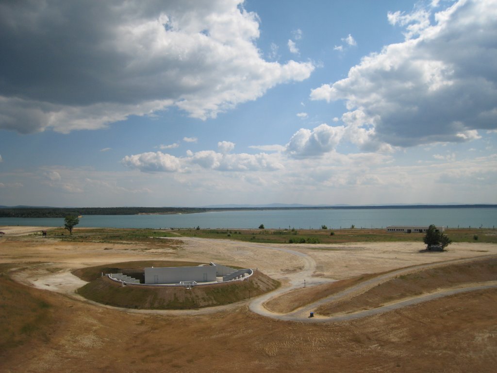 Bärwalder See mit Theaterbühne im "Ohr" by goschie