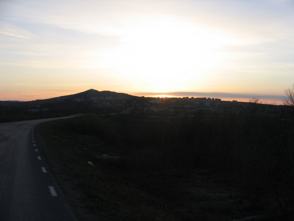 Zon achter Kiruna 's nachts. by Gerrit Holl