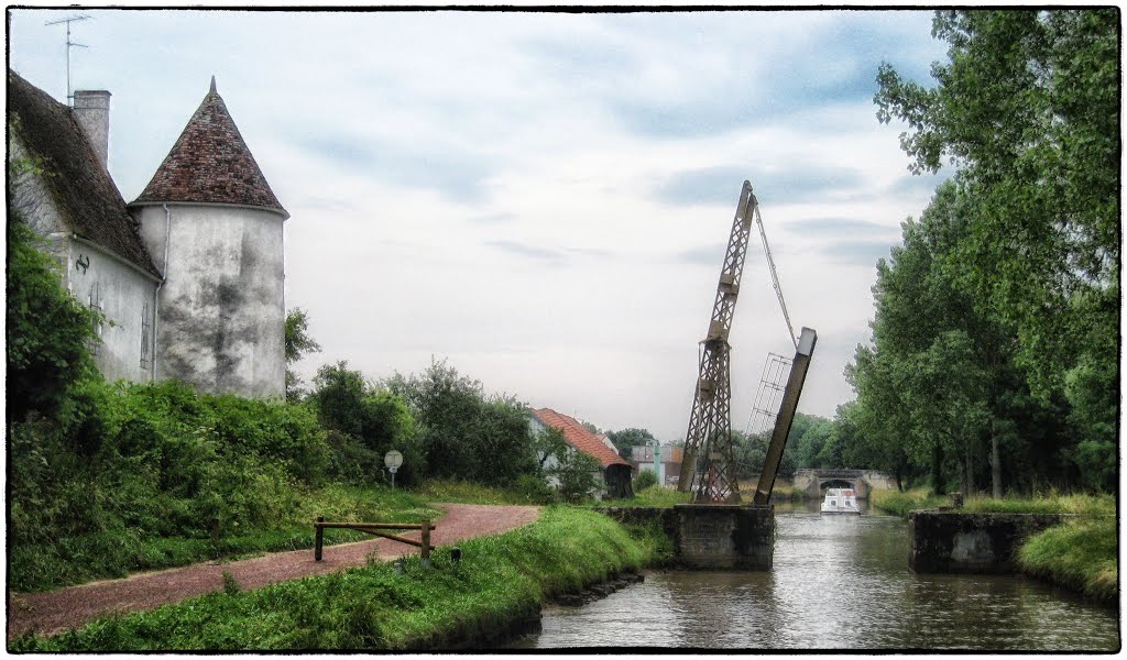 Pont Levis a Cuzy - Canal du Nivernais by petrwag