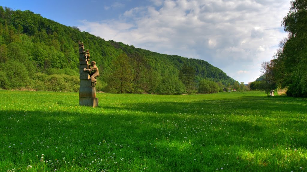 Brandýs nad Orlicí - Klopoty - Údolí J. A. Komenského - údolí Tiché Orlice s pískovcovou sochou "Ti před námi" od Michala Novotného by Mirka Schärfnerová