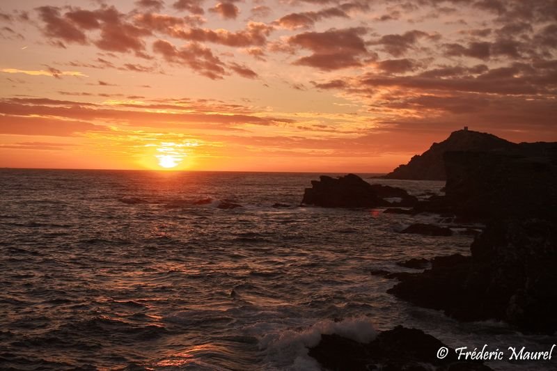 Coucher de soleil sur le large des enbiez vue du gaou by FRED MAUREL