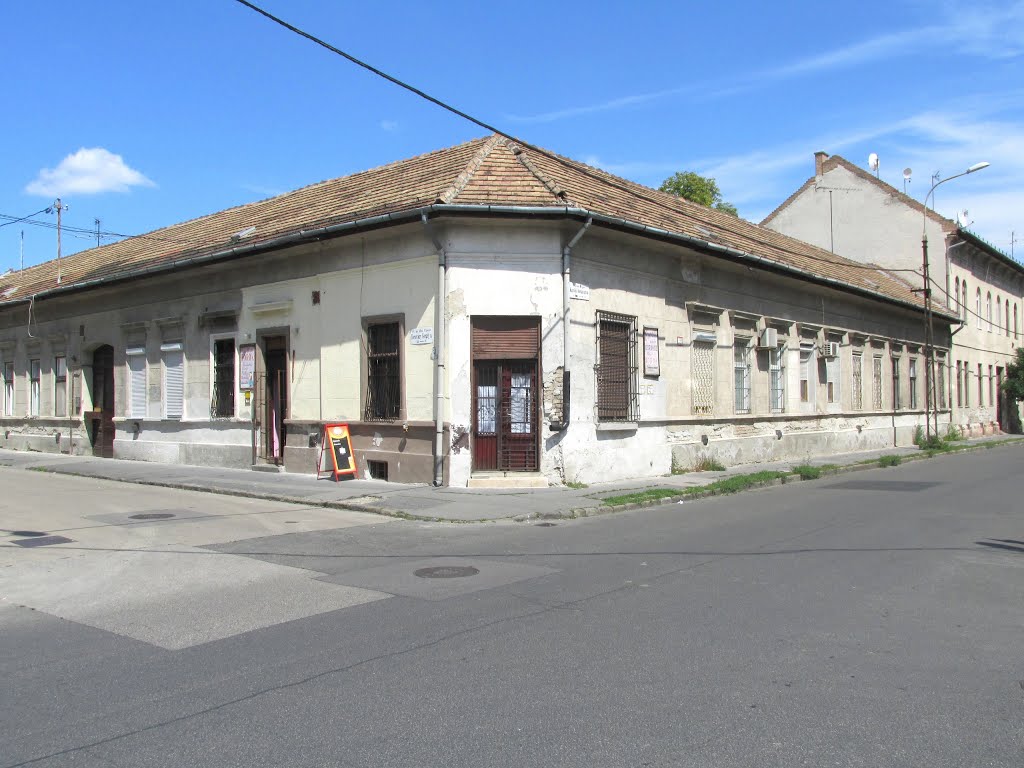 201407251420 Újpest, a Két Dóra Borozó (Berzeviczy Gergely utca-Károlyi István utca sarok) by Harmadik