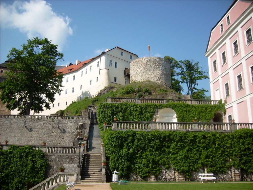 Schloßgartenanlage und Walzturm des Schloßes und Burg Bečov in Bečov nad Teplou (Petschau) by mariogenexgode