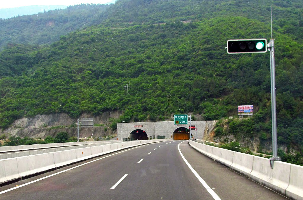 湖北 宜巴高速 卧佛山隧道 G42 Highway,Hubei,China. by Percy Tai  漆園童