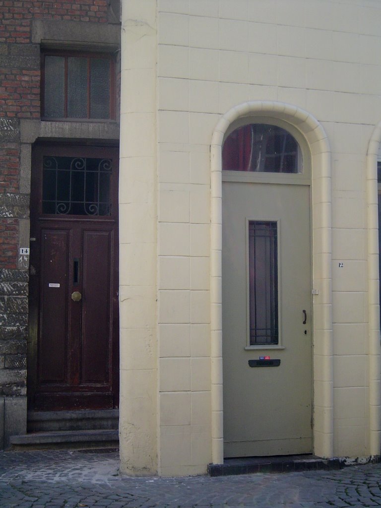 Voordeuren in de Schrijnmakersstraat by Johan Byloos