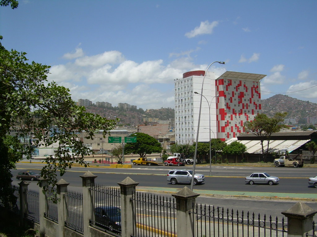 Edificio Gran Misión Vivienda Venezuela adyacente al Parque del Oeste Alí Primera, Caracas - Venezuela by tovarcanelo