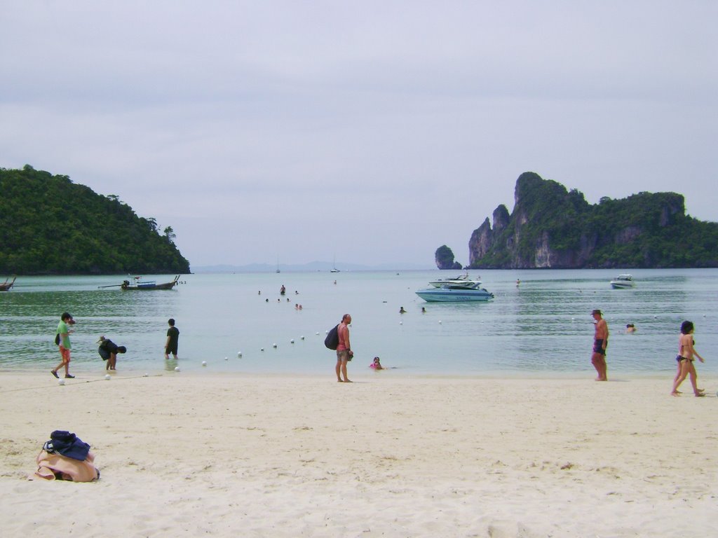 Phi Phi Don Beach by Lin Lin