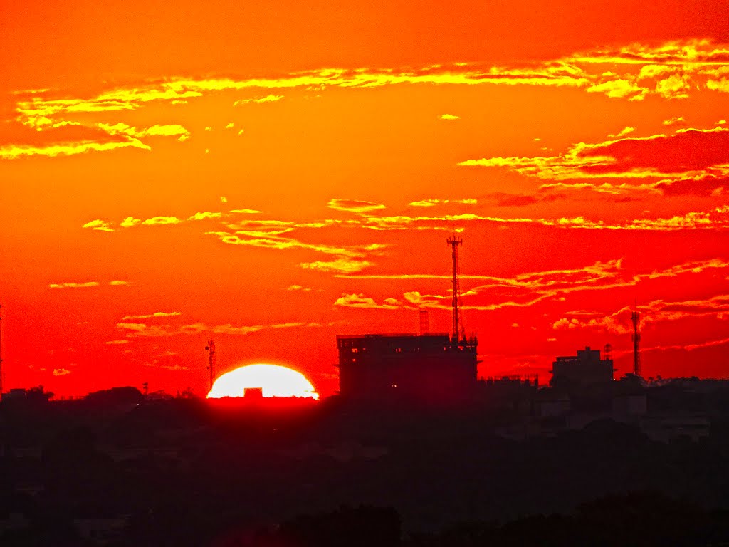 Entardecer visto a partir do Estádio Fredis Saldivar, Douradão, no dia 10/06/2014, quando douradenses recepcionaram torcedores chilenos a caminho de Cuiabá, Dourados, Mato Grosso do Sul, Brasil by Paulo Yuji Takarada