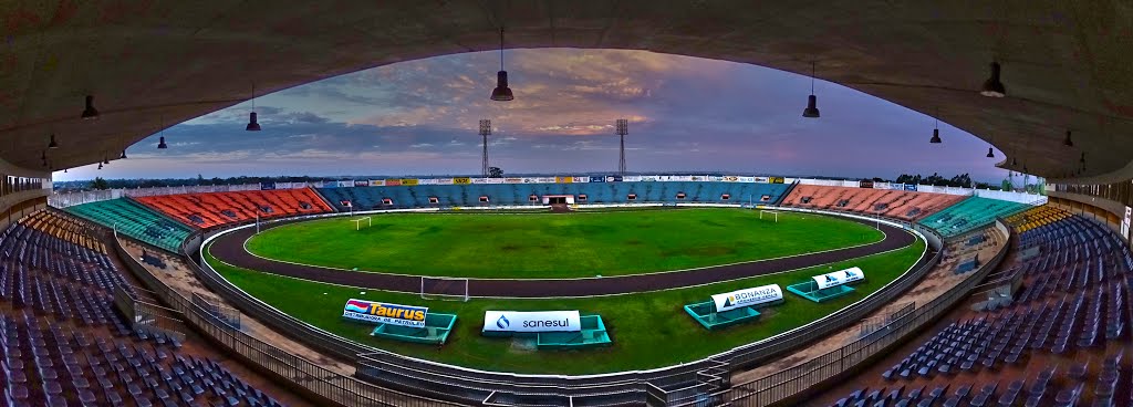 Entardecer visto a partir do Estádio Fredis Saldivar, Douradão, no dia 10/06/2014, quando douradenses recepcionaram torcedores chilenos a caminho de Cuiabá, Dourados, Mato Grosso do Sul, Brasil by Paulo Yuji Takarada