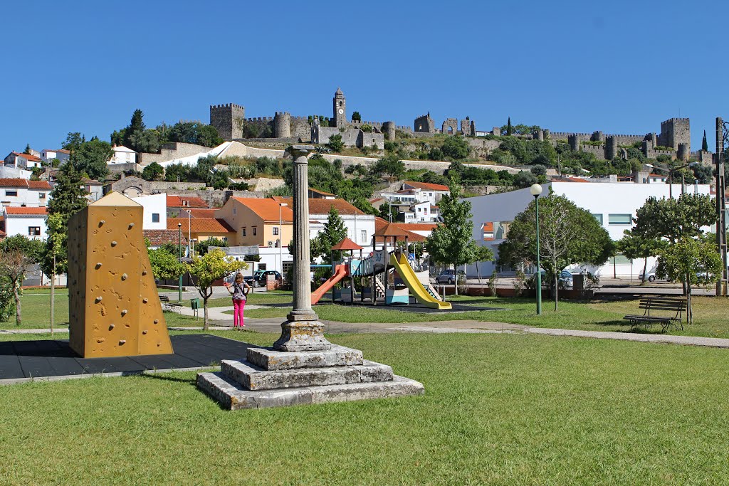 Jardines y castillo al fondo by R Melgar