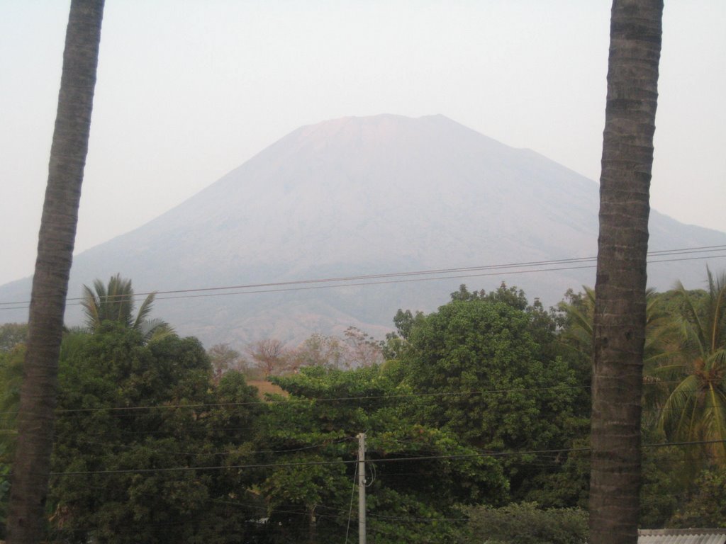 Volcan Chaparrastique, Visto desde San Rafael Oriente, El Barrio by Boris Martinez