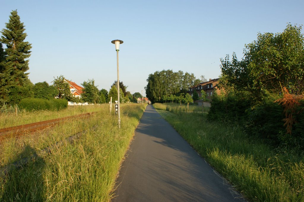 Fußwege, Blickrichtung zur Schloerstrasse. by RailerOWL