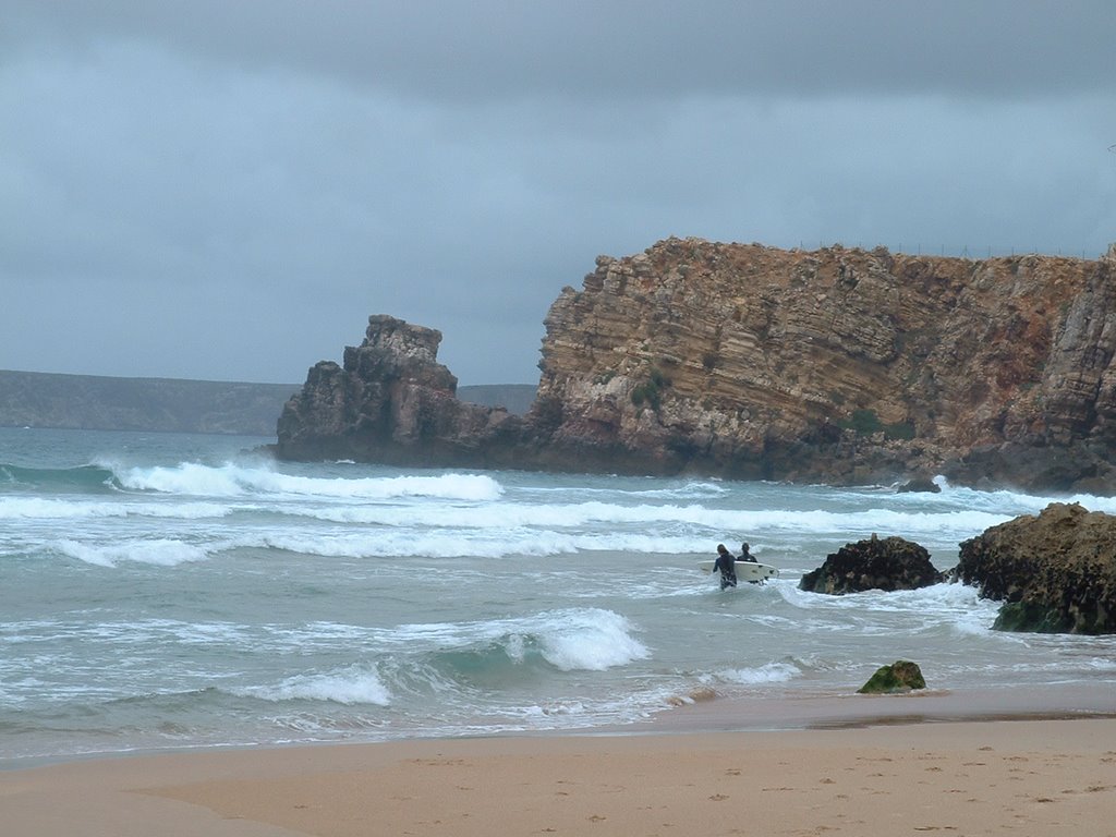 Surfer unterhalb von Fort Fortaleza de Sagres by khopan