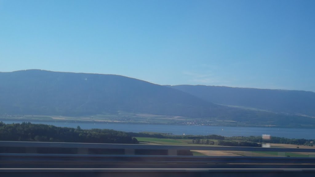 Le lac de Neuchâtel vu depuis le Pont de Cronay, Autoroute A1a by A.L. Photography