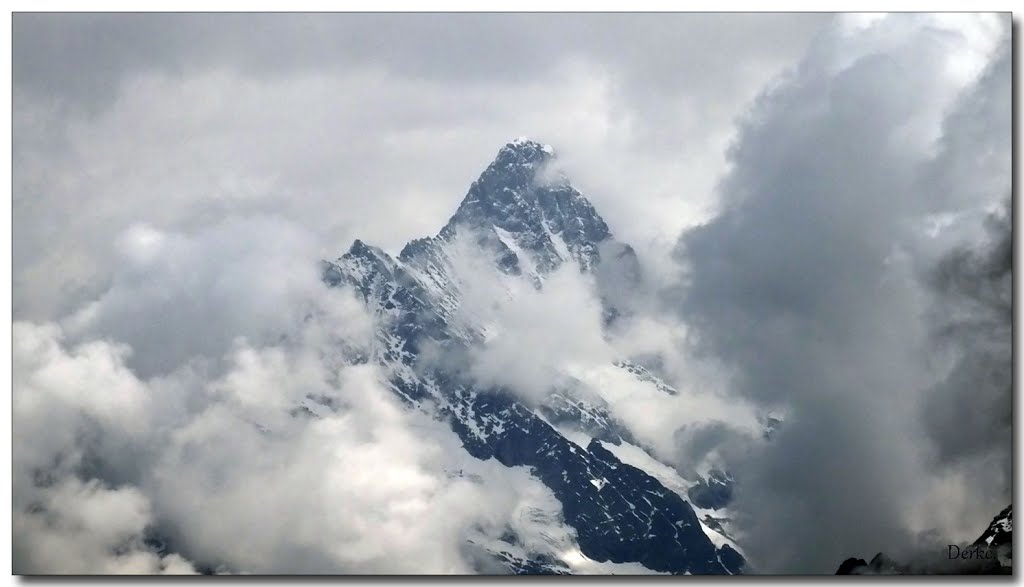 Walking in the clouds, Jungfrau from Mannlichen by Derek Chapman