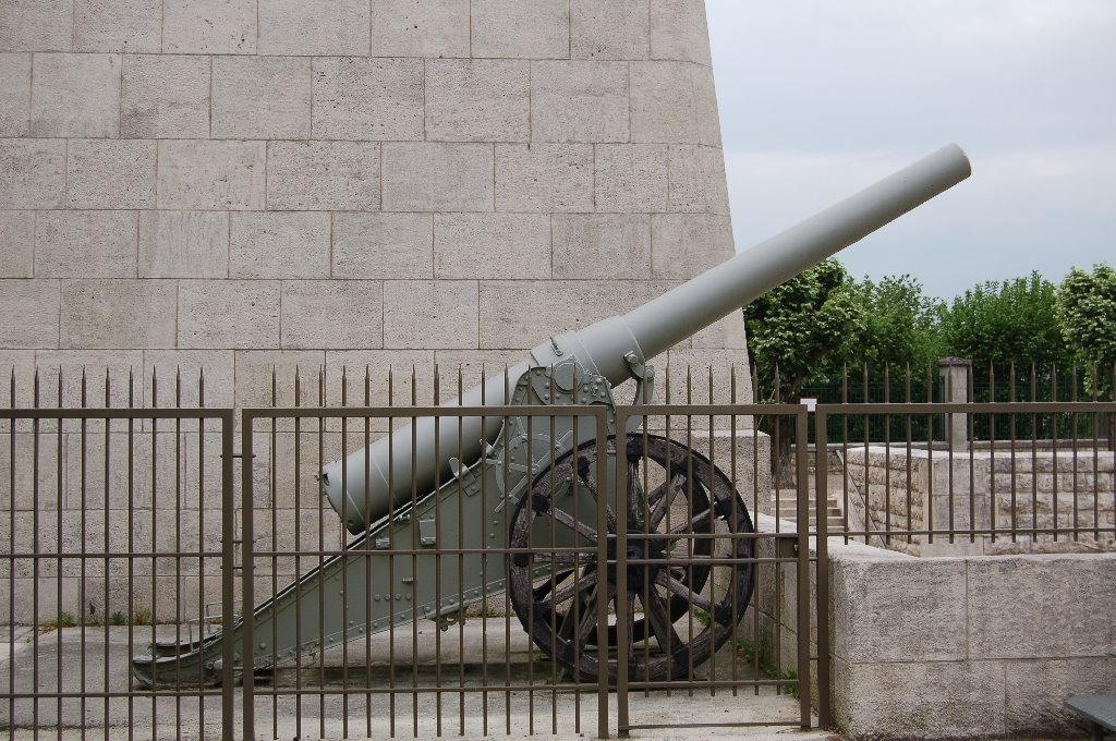 Geschütz am Verdun-Monument by CptHornblower