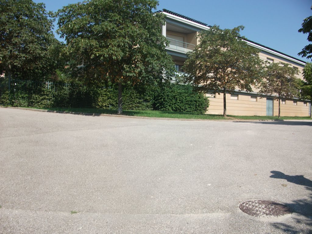 Lycée rené descartes saint genis laval by Salomon BARZILAI & Jerome IBY