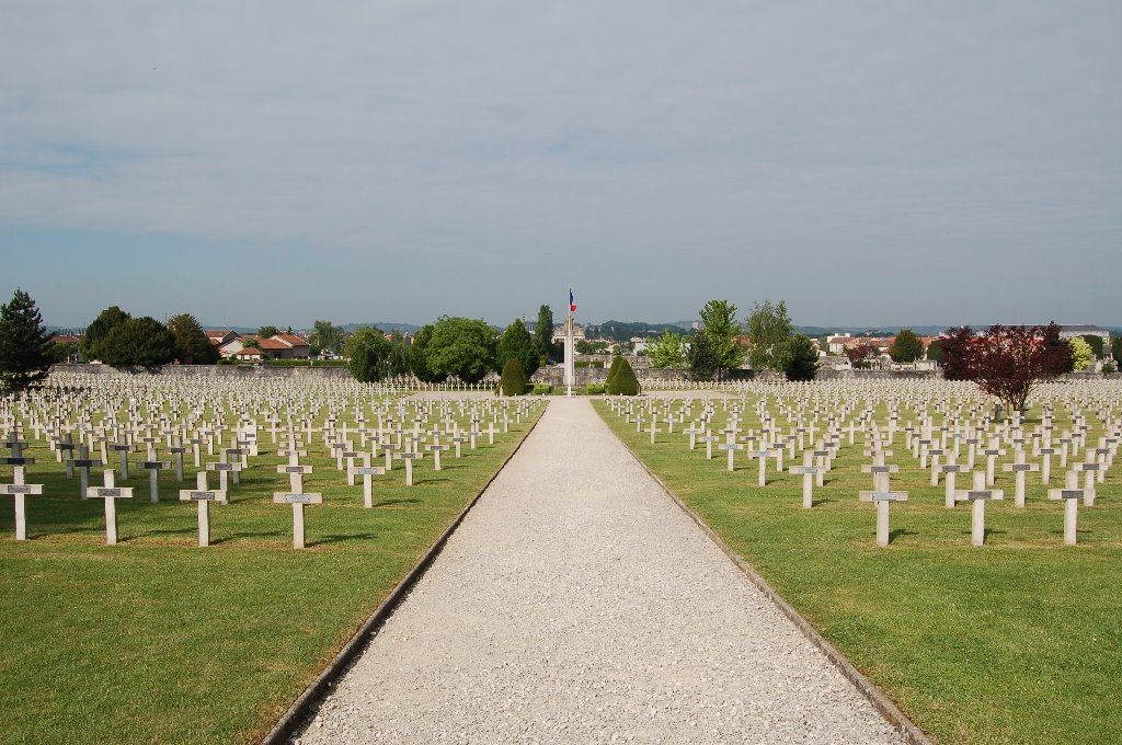 Der französische Soldatenfriedhof Faubourg-Pavé. by CptHornblower